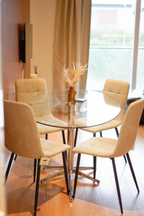 Spacious 2BR 2BA Ground Floor Apartment in RG2 - Ideal for Contractors & Business Stays, FREE Parking & Sleeps Up To 7!
